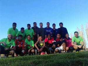 La squadra al Parco Trenno pronta a scendere in campo: il primo accosciato a sinistra è l’organizzatore del campionato, Gianmarco Duina. L'ultimo a destra, il nostro allenatore Giuseppe.