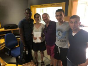 Sopra, al centro la giornalista Elena Mordiglia di Radio Popolare che cura la rubrica Bam Bam Bam e il vicepresidente di Alfabeti Onlus Gianni