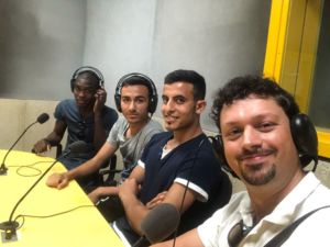 Da sinistra: Emile, Alex, Ahmed e l’allenatore Giuseppe negli studi di Radio Popolare