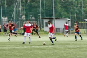 Un momento della gara con i nostri in maglia rossa