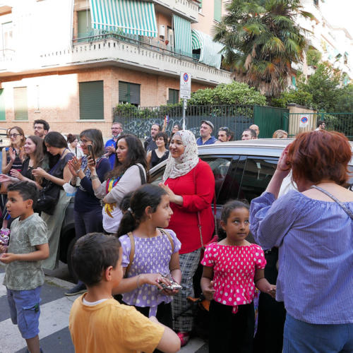 Tante persone: donne, uomini e bambini