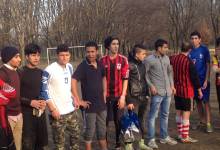 Gli studenti di Alfabeti schierati in campo prima delle partite