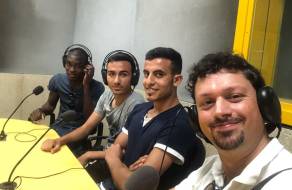 Da sinistra: Emile, Alex, Ahmed e l’allenatore Giuseppe negli studi di Radio Popolare