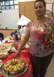 Selwa con il suo piatto tipico marocchino