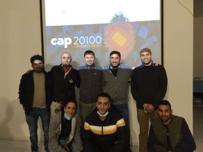 Il nostro allenatore Giuseppe (al centro) con a sinistra Gianmarco Duina e a destra il regista Paolo Marelli assieme ad alcuni dei nostri studenti.